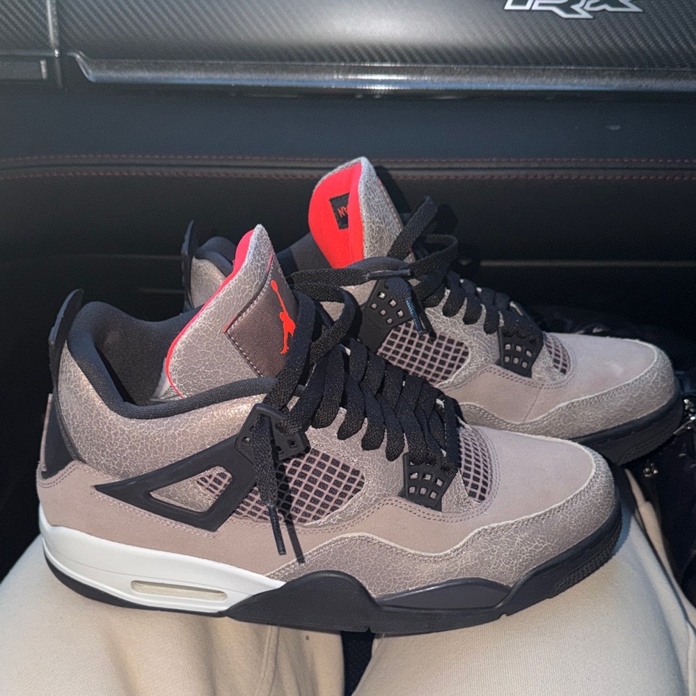 Jordan 4 Retro Taupe Haze RARE! Men’s 9.5 (Used for a photo shoot once)